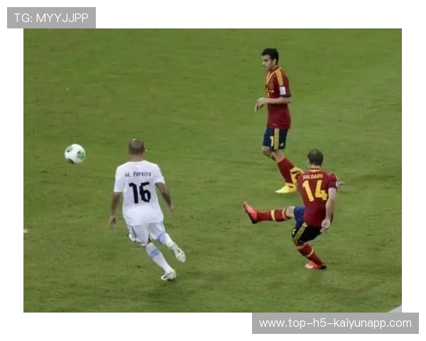 C罗背身护球后又送妙传